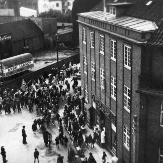 Befrielsen fejres 1945 i Nyboesgade. (Fotograf: ukendt.) (Foto: Vejle Stadsarkiv, nr. B53386.)
