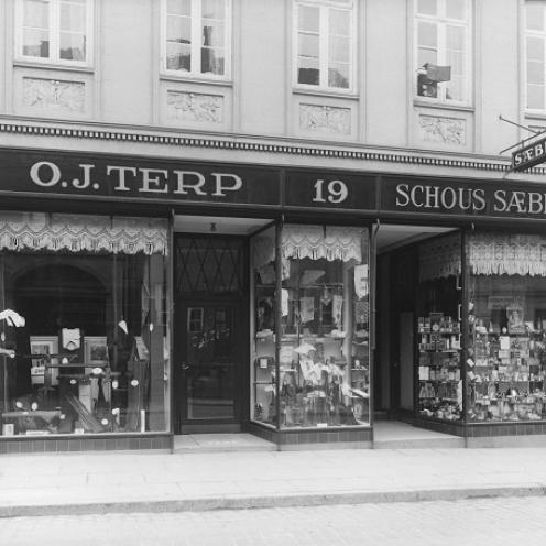  Skræddermester O.J. Terps butik i Søndergade 19, 1930'erne. (Fotograf: Ditlev Nissen.) (Foto: Vejle Stadsarkiv, nr. B63279.)