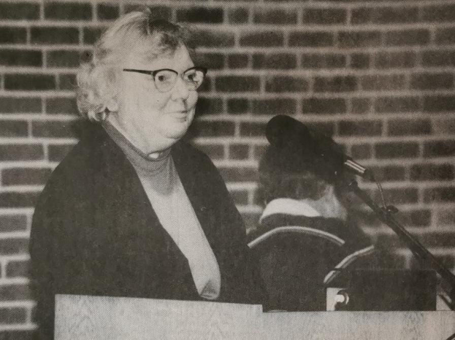 Inger Christensen taler på Vejle Bibliotek i 1994. I baggrunden bibliotekar Mogens Faber. (Fotograf: Per Allan Lunding.) (Skan fra Vejle Amts Folkeblad, 7.10. 1994.)