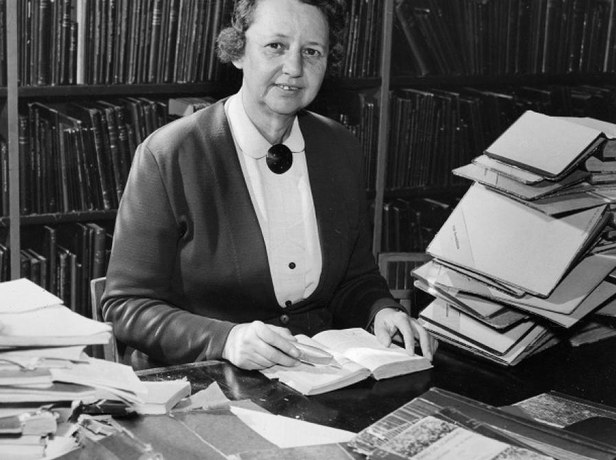 Børnebibliotekar Eleonora Sørensen (1901-1991), Vejle, 1957. (Fotograf: Foto-Kino,Vejle.) (Foto: Vejle Stadsarkiv, nr. B55548.)