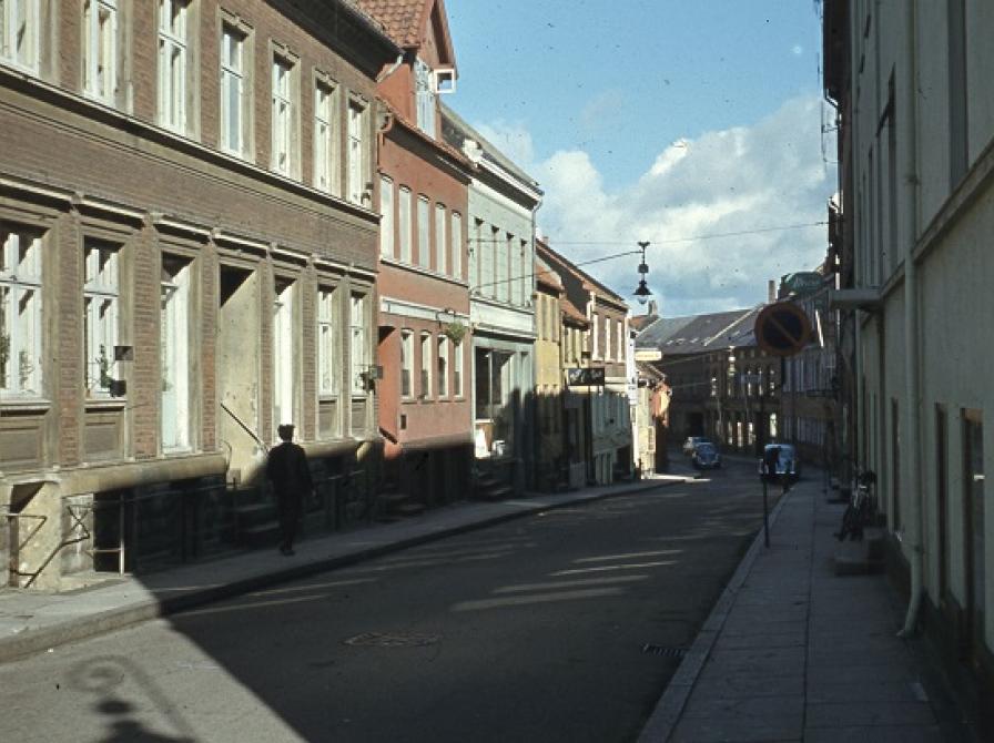 Kældernedgangen til Grønnegade 3 (til venstre), som huset så ud i starten af 60'erne. (Fotograf: Hjalmar Hemdrup.) (Foto: Vejle Stadsarkiv, nr. B707680.)