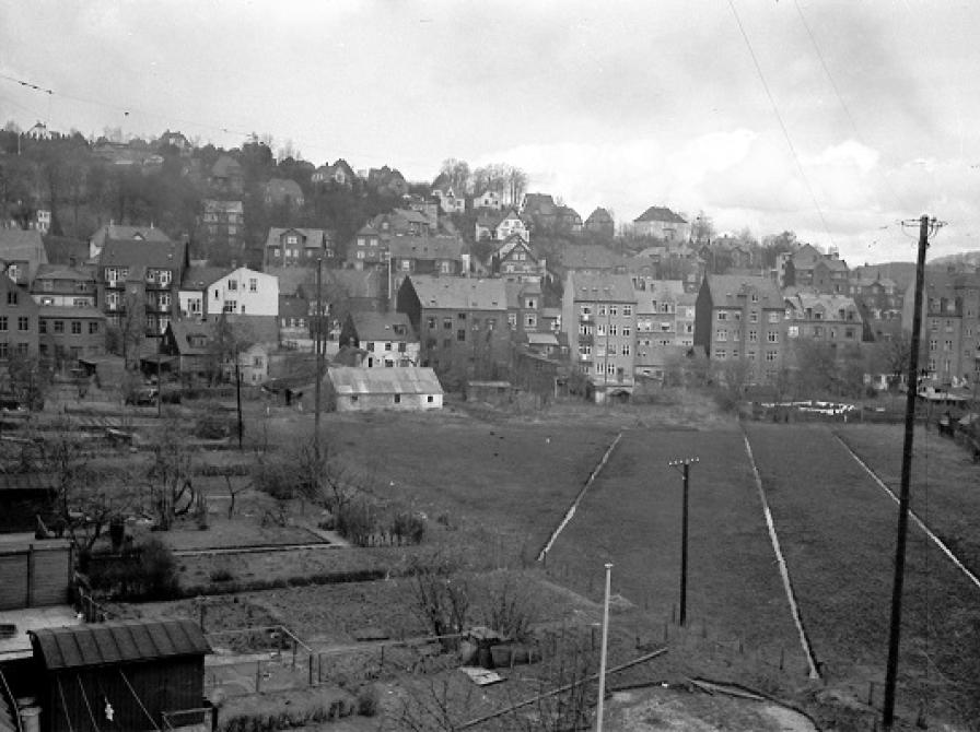 Engområde bag Nyboesgade og Vesterbrogade, ca. 1939. Til venstre haver, der hørte til husrækken i Nyboesgade. (Fotograf: Johs. Rønvig.)